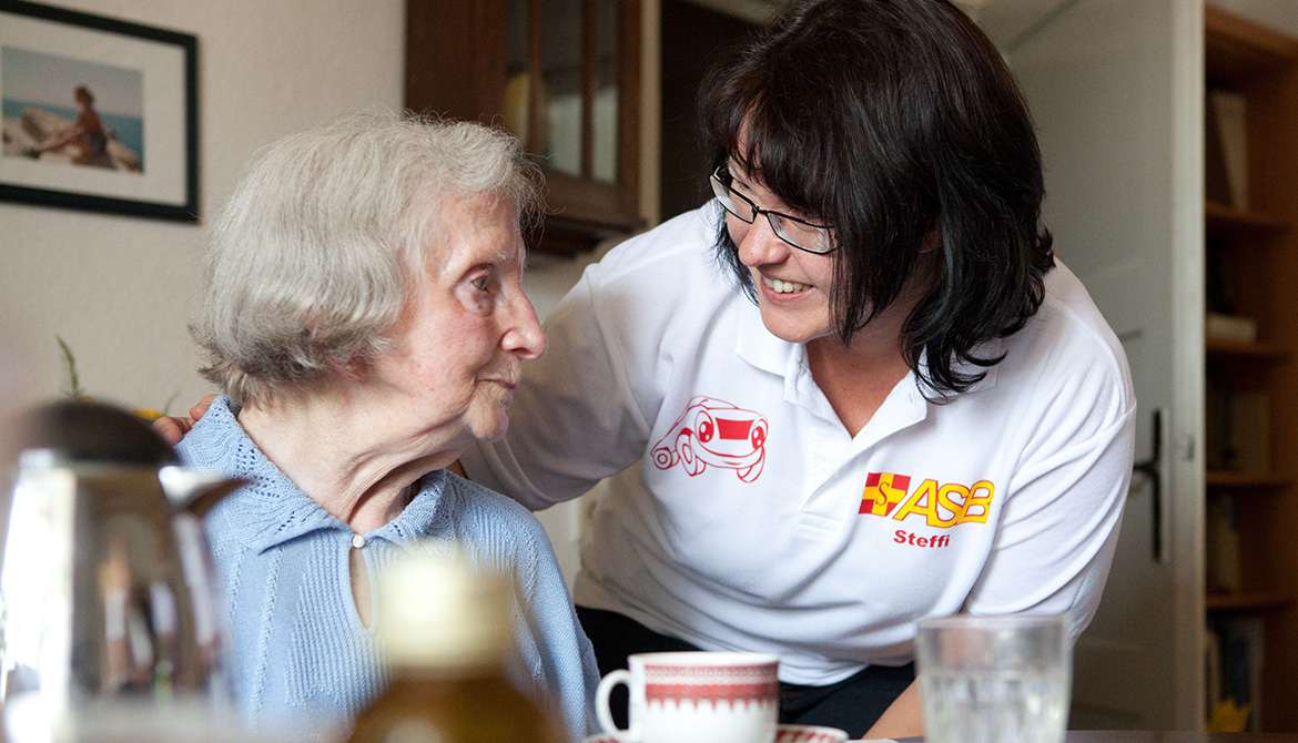 asb_merseburg_ambulanter_pflegedienst_fachkraft_und_seniorin.jpg